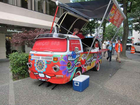 VW bus conversion to food truck by Stephen Rees, via Flickr Kombi Food Truck, Kombi Trailer, Bus Business, Coffee Van, Truck Bed Camping, Best Food Trucks, Mobile Food Trucks, Vw Combi, Truck Cakes