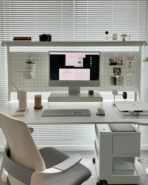 #space #fyb #decor White Pc Setup, Minimalist Workspace, Workspace Setup, Setup Inspiration, Best Home Office Desk, Designing A Home, Home Studio Setup, Cozy Home Office, Desk Inspiration