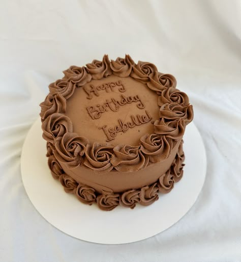 Chocolate Rose Cake Chocolate Cake With Roses, Chocolate Icing Cake Design, Simple Chocolate Cake Decoration, Cute Chocolate Cake, Chocolate Cake Simple, Chocolate Birthday Cake Ideas, Chocolate Cake Pictures, Chocolate Rose Cake, Simple Cake Decor