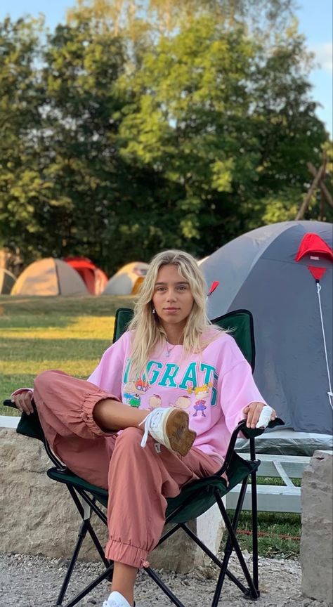 Lisa Mantler, Styled Clothes, Lena Mantler, Swishy Pants, Lisa Or Lena, Hair Styels, Mommy Outfits, Adventure Outfit, Granola Girl