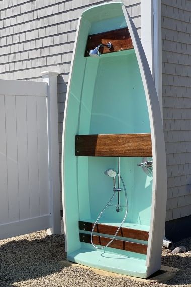 24 Ideas How to Repurpose & Upcycle a Boat for the Home Inside or Outdoors Repurposed Boat, Diy Outdoor Shower Ideas, Boat Bathroom, Boat House Ideas, Boat Furniture, Boat House Interior, Boat Theme, Boat Oars, Boat Decor