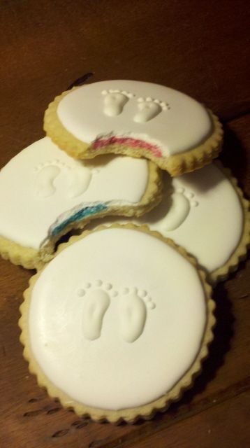 Gender Reveal Cookies, Gender Reveal Cake, Baby Cookies, Cookie Inspiration, Baby Shower Cookies, Iced Cookies, Baby Reveal, Icing Cookies, Cookie Designs