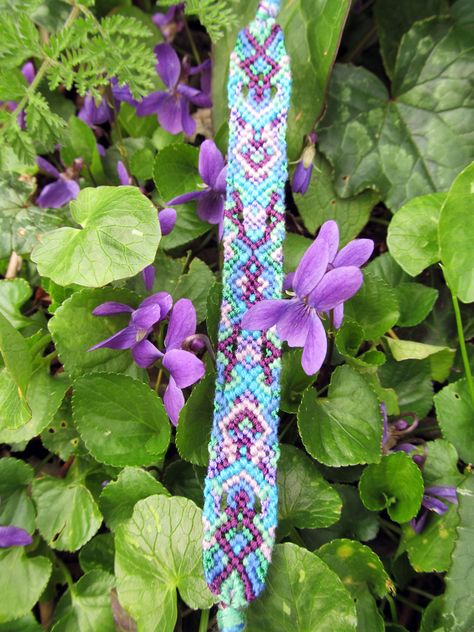 This purple and blue friendship bracelet is complex and beautiful at the same time. Blue Friendship Bracelet, Bracelet Craft, Friendship Bracelets Designs, Bracelet Craft Diy, Happy Friendship, Chic Pattern, Bead Loom, Bracelet Crafts, Craft Diy