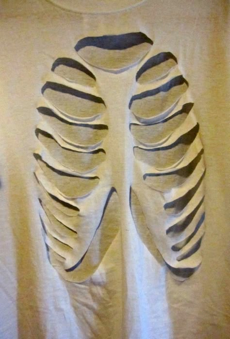 Skeleton Shirt Cut, Diy Shirt With Chains, Rib Cage Back View, Skeleton Cut Out Shirt, Ribs Corset Diy, Diy Halloween T Shirt Ideas, Halloween Diy Accessories, Bleaching Ideas Clothes, Alt Jeans Diy