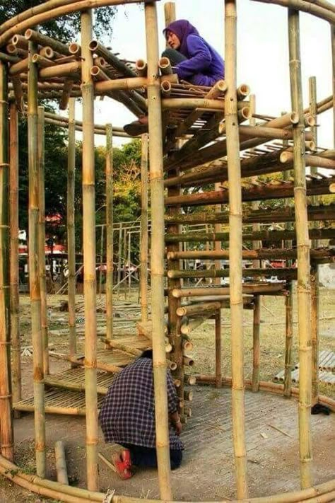 Escada caracol em Bambu Bamboo Projects, Bamboo Houses, Steel Reinforcement, Casa Hobbit, Bamboo Ideas, Bamboo Diy, Types Of Timber, Bamboo Building, Bamboo House Design