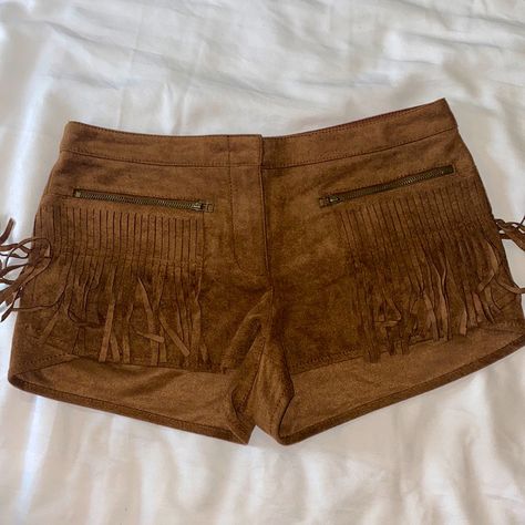 Bcbgmaxazria Suede Fringe Toffee Shorts. New Never Used. Boho Clothes Png, Fringe Shorts Outfit, Tan Clothes, Brown Leather Shorts, 70s Shorts, Lace Up Shorts, Fringe Clothing, Fringe Shorts, Cloth Shorts