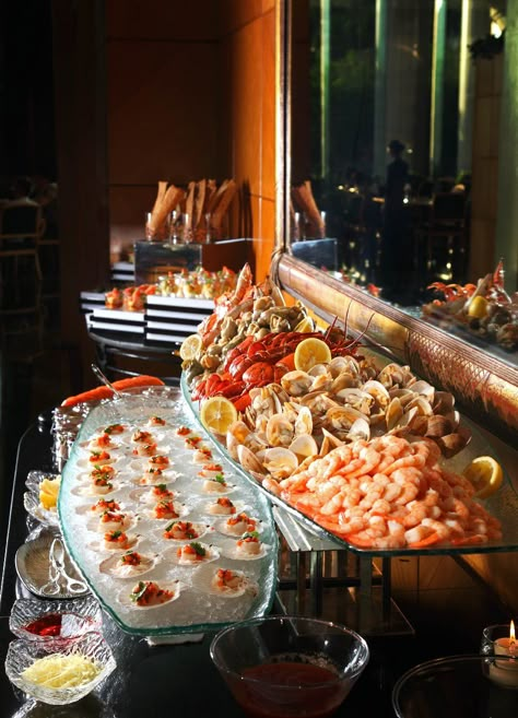 Who doesn't love a little surf 'n turf? The oyster and seafood bar is a must-try when you dine with Grand Hyatt Steakhouse of Grand Hyatt Hong Kong. Seafood Party, Seafood Bar, Wedding Food Stations, Seafood Buffet, Surf Turf, Raw Bar, Seafood Platter, Food Bars, Raw Bars