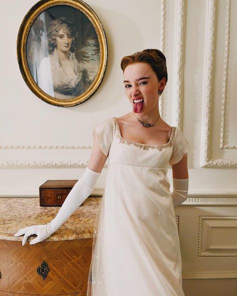 @bridgertonnetflix shared a photo on Instagram: “Motherhood has had quite the effect on the Duchess of Hastings.” • Apr 26, 2022 at 3:59pm UTC Daphne Bridgerton, Phoebe Dynevor, Jonathan Bailey, Daphne Dress, Serie Tv, Sleeveless Wedding Dress, Rihanna, Movies And Tv Shows, Pretty People