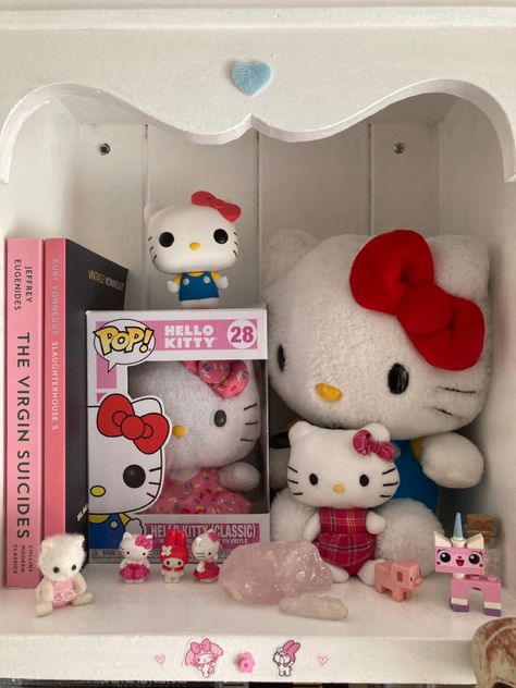 Hello Kitty Shelf Decor, Y2k Bookshelf, Y2k Shelf Decor, Y2k Hello Kitty Room, Coquette Bookshelf, Hello Kitty Shelf, Hello Kitty Lamp, Bookshelf Room, Ideas Cuarto