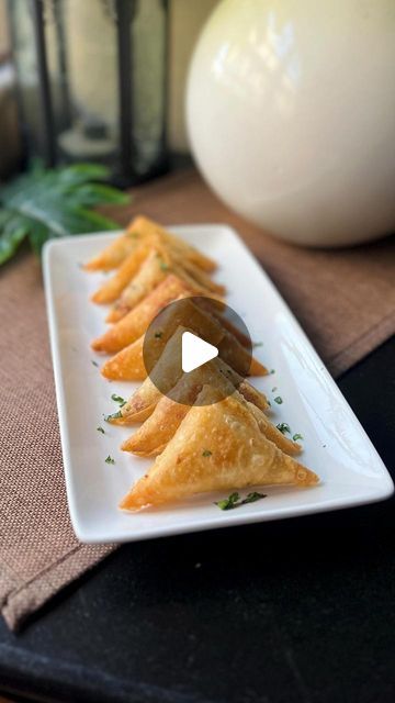 Chicken Samosa Recipe, Chicken Samosa Recipes, Chicken Malai, How To Make Samosas, Samosa Recipe, Iftar Recipes, For Ramadan, Pakistani Food, Samosa