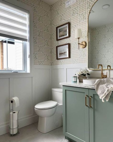 Half Bath Small Powder Room Ideas - Combine different shades of green Light Green Half Bathroom, Sage Green Half Bathroom, Bathroom Classic Design, Small Powder Room Ideas, Half Bath Makeover, Space Felt, Powder Room Design Ideas, Small Powder Room, Half Bath Remodel