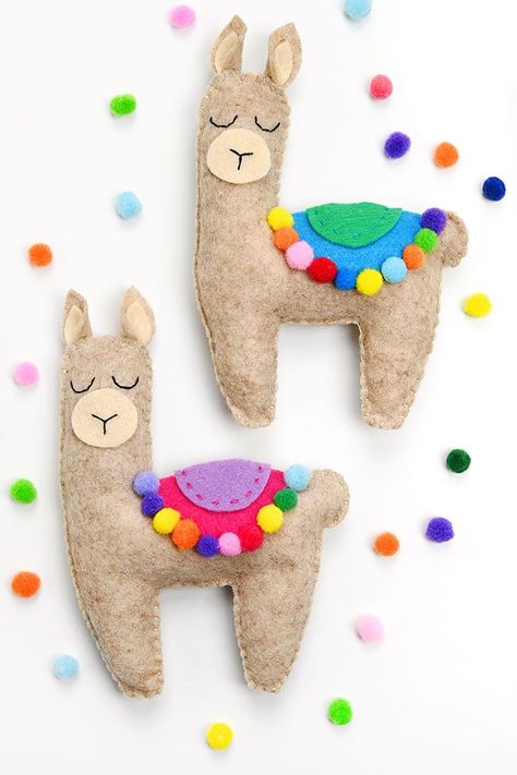 Use our free felt llama pattern to make this soft and adorable felt toy! Felt llamas make super cute Christmas ornaments and keychains, and are also great for pretend play or storytime. This DIY felt craft is SO EASY to make and it's so cute! It's such an easy sewing project, perfect for beginners, and a great sewing craft for older kids, tweens, teens, adults, and seniors! Felt Llama Ornament, Felt Animal Ornaments Patterns Free, Felt Ornaments Patterns Templates Free Printable, Llama Template, Craft For Older Kids, Felt Crafts For Kids, Felt Fabric Crafts, Felt Llama, Ikea Doll