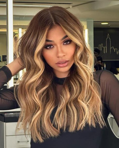 Yummy Caramel Honey Blonde Root Fade Golden Brown And Blonde Balayage, Khole Kardashian, Caramel Blonde Hair, Honey Blonde Hair Color, Honey Brown Hair, Ombre Hair Blonde, Caramel Blonde, Dyed Blonde Hair, Blonde Roots