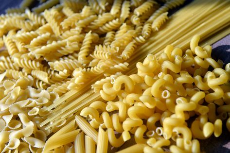 27 Types of Pasta and Their Uses Continental Recipes, Fusilli Recipes, Different Types Of Pasta, Vermicelli Pasta, Buffalo Chicken Pasta Salad, Cheesy Pasta Recipes, Vermicelli Recipes, Types Of Pasta, Italian Meals