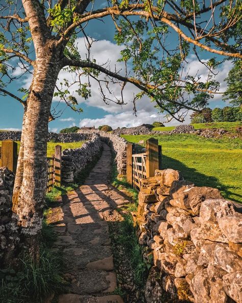 Grassington | Photographe : @adve_nturesinyorkshire sur Instagram England Jersey, Free Jigsaw Puzzles, British Village, East Riding Of Yorkshire, Free Online Jigsaw Puzzles, Dry Stone Wall, Dry Stone, South Yorkshire, Travel England