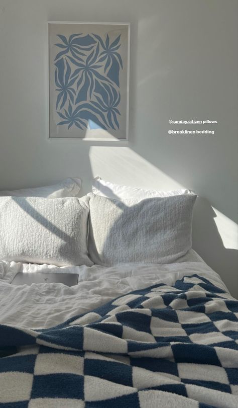 Minimal Beachy Bedroom, Blue And White Themed Bedroom, Greece Aesthetic Bedroom, Greece Inspired Room, Minimalist Beach Bedroom, Coastal Grandmother Dorm Room, Room Ideas Blue Aesthetic, Coastal Apartment Aesthetic, White Beachy Bedroom