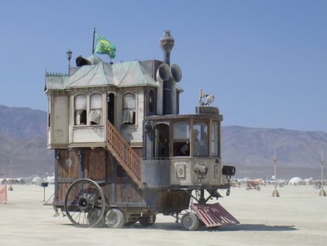 Steampunk Motorhome (2009) Crazy Houses, Steampunk Tendencies, Art Steampunk, Crazy House, Black Rock City, Unusual Buildings, Unusual Homes, Amazing Buildings, Unique Buildings