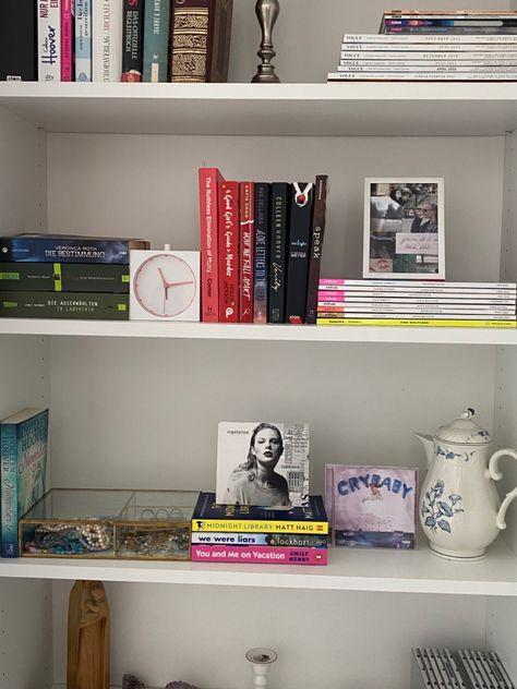 Taylor Swift Bookshelf, Taylor Swift Cd, Bookshelf Inspiration, Books Bookshelf, Veronica Roth, Girl Guides, Floating Shelves, Bookshelves, Cool Girl