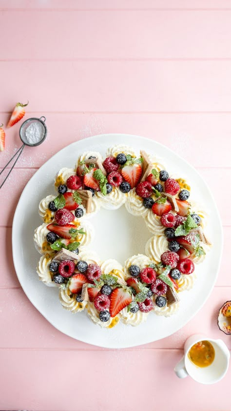 Pull Apart Pavlova Wreath, Mini Pavlova Wreath, Meringue Wreath Christmas, Christmas Fruit Tart, Christmas Fruit Wreath, Classic Christmas Desserts, Mini Pavlova Ideas, Wreath Meringue, Christmas Wreath Dessert