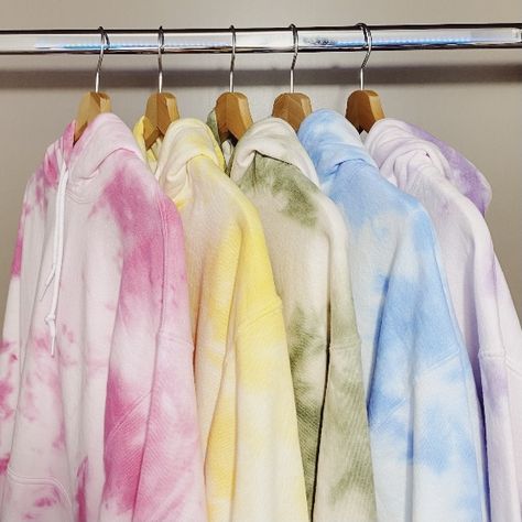 Pink, yellow, green, blue and purple tie dye hoodie in crumple pattern Tie Dye Shirt Outfit, Easy Diy Tie Dye, Ty Dye, Tie Day, Diy Tie Dye Shirts, Riverdale Cheryl, Tie Dye Crafts, How To Tie Dye, Hoodie Collection