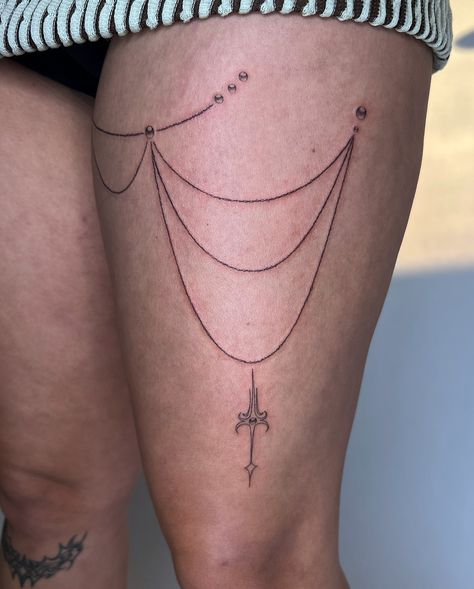 chain 4 jj <3 love youuuu Leg Chain Tattoo, Dainty Tattoo, Chain Tattoo, Leg Chain, Skin Art, Tattoos And Piercings, Tatting, Piercings, Chain