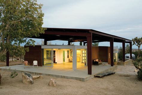 like the boxing around the doors Modern Exteriors, Sustainable House Design, Desert House, Modern Desert, Container Ideas, Desert Living, Homes Modern, House Aesthetic, Beach Homes