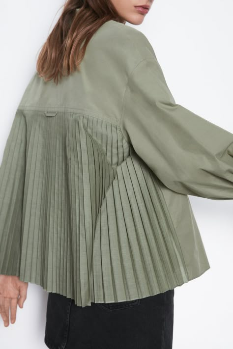 Pleated Back Shirt, Pleated Shirts For Women, Blouse With Pleats, Pleated Shirt Outfit, Pleated Fabric Outfits, Pleats Shirt, Tool Shirt, Pleats Fashion, Blouse Outfit Casual