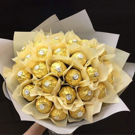 Ferrero Rocher Diy, Little Gift Ideas, Ferrero Rocher Gift, Chocolate Flowers Bouquet, Chocolate Bouquet Diy, Fancy Flowers, Sweet Bouquet, Diy Gift Set, Chocolate Flowers