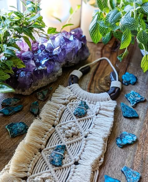 Macrame With Stones, Macrame Horse, Horseshoe Macrame, Macrame Crystals, Diy Macramé, Crystal Macrame, Turquoise Home Decor, Aquarius And Sagittarius, Macrame Wall Hanger