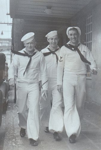 Sailors, Hotel Street, Honolulu, 1940s Sailor Aesthetic, Navy Uniforms, Vintage Sailor, Workwear Vintage, Navy Sailor, Manama, Retro Men, Men In Uniform, Military Men