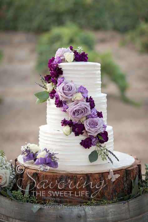 Wine Purple Wedding Theme, Purple Themed Wedding Cake, Purple Country Wedding Ideas, Purple And Green Wedding Theme Ideas, Purple Rustic Wedding Cake, Quince Cake Purple, Lavender And Red Wedding, Country Wedding Purple, Purple Wedding Ideas Rustic