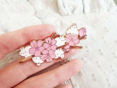 Smarter Shopping, Better Living! Aliexpress.com Enamel Pins Diy, Chain Ring Gold, Pins Brooch, Enamel Pin Badge, Hard Enamel Pin, Cute Pins, Button Pins, Spring Floral, Pin Badges