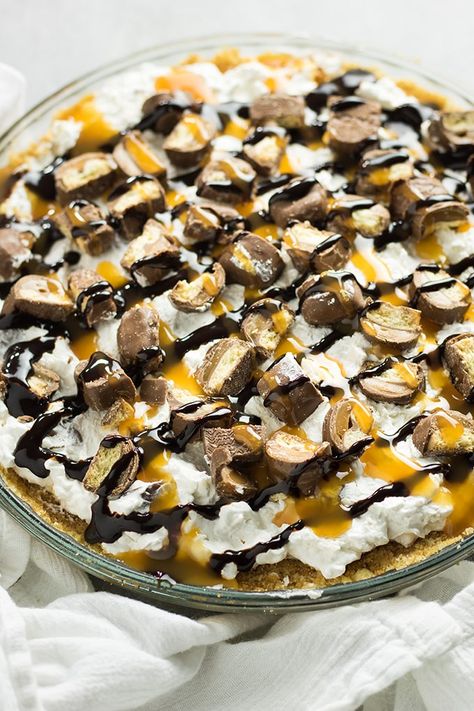 twix cheesecake pie Twix Pie, The Salty Marshmallow, Salty Marshmallow, Vegetables Soup, Baking Snacks, Pastry Chocolate, Oatmeal Cream Pies, Awesome Recipes, Cream Pie Recipes