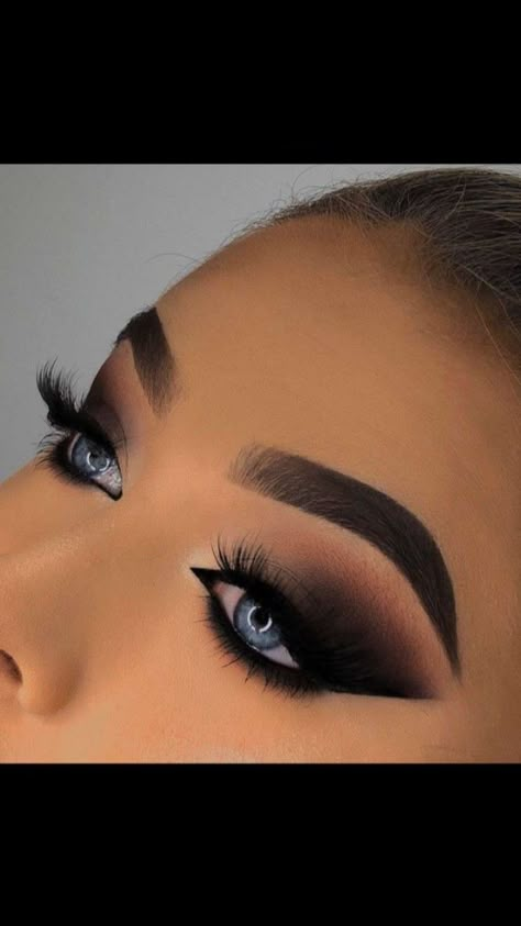 Dark Smokey Eye Makeup, Black Makeup Looks, Soft Glam Palette, Eye Makeup Guide, Black Smokey Eye Makeup, Dramatic Smokey Eye, Glitter Smokey Eye, Dark Smokey Eye, Black Eye Makeup