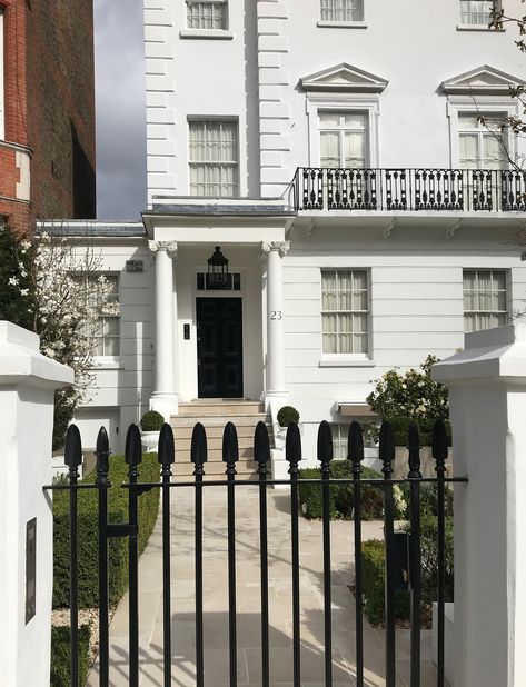 https://flic.kr/p/2evQiNb | Parent Trap House | The iconic Kensington home of Hallie Parker from the Parent Trap. Parent Trap House, London House Exterior, The Parent Trap, London Vibes, London Townhouse, Parent Trap, Trap House, London Aesthetic, Front Landscaping