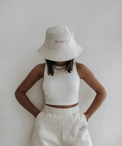 Bucket Hat Inspo Aesthetic, Styling Bucket Hats, Bucket Hat Photography, Bucket Hat Styling, Poses With Bucket Hat, White Bucket Hat Outfit Summer, Bucket Hat Photoshoot Ideas, Bucket Hat Poses, Outfits With Bucket Hats Summer