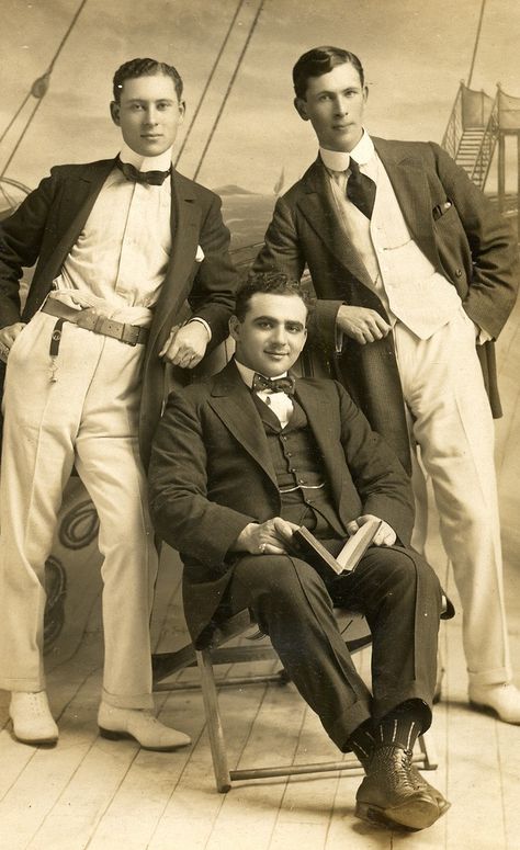 Another very interesting photo of European men's fashion of the 1900's/1910's. So many interesting details in this photo! Vintage Gentleman, 1910s Fashion, Look Retro, Mens Fashion Smart, Vintage Mens Fashion, Edwardian Era, Edwardian Fashion, Vintage Portraits, Historical Clothing