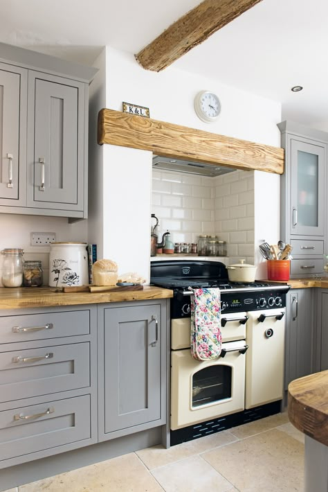 B&Q Cooke & Lewis shaker kitchen in grey Model Dapur, Cottage Kitchen Design, Kabinet Dapur, Cottage Kitchens, Country Kitchen Decor, Kitchen Decorating, Chic Kitchen, Cottage Kitchen, Counter Tops