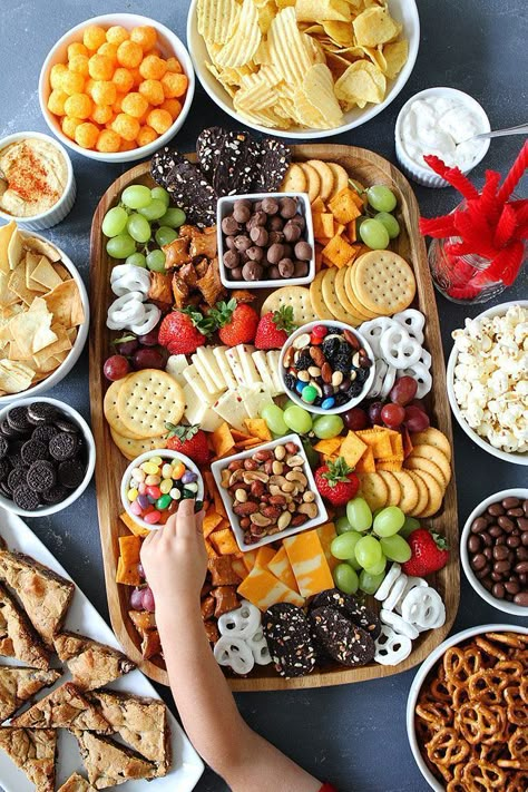 Sweet and Salty Snack Board-the perfect party food for easy entertaining. You will love the mix of sweet and salty snacks for game day or any party! #snacks #gameday Salty Sweet Snacks, Bowl Party Food, Decorações Com Comidas, Snack Board, God Mat, Easy Entertaining, Think Food, Salty Snacks, Snacks Für Party