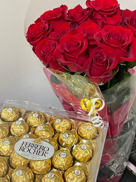 Flowers For Girlfriend, Chocolate Tumblr, Romantic Gifts For Girlfriend, Valentines Day Teddy Bear, Girlfriends Day, Red Roses Wallpaper, Birthday Fits, Red Rose Bouquet, Creative Gifts For Boyfriend