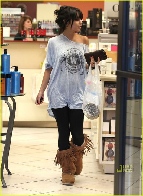 love fringe boots with oversized tees Big T Shirt Boots Outfit, Outfits With Fringe Boots, Leggings And T Shirt Outfit Summer, Fringe Boots Outfit Winter, Fringe Boot Outfit, Big Tshirt And Boots Outfit, Fringe Boots Outfit Summer, Vanessa Hudgens 2000s Outfits, Big Tshirt Outfit Oversized Tee