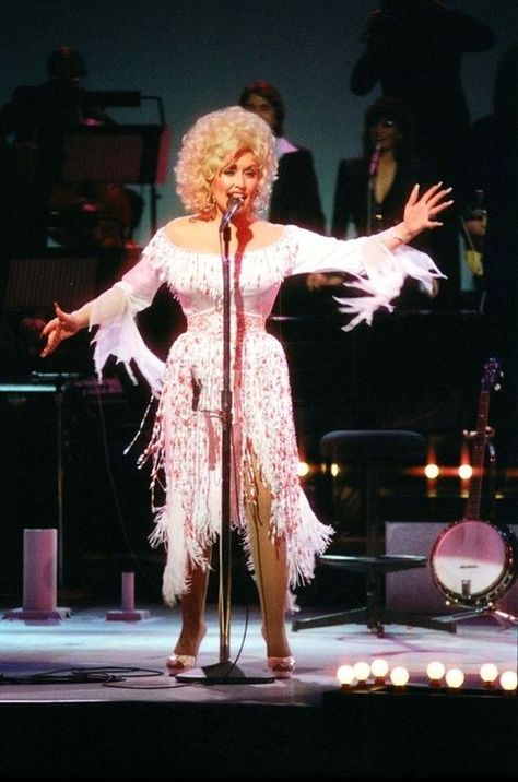 Dolly Parton Live In London 1983 Dolly Parton Costume, Dolly Parton Quotes, Dolly Parton Pictures, Huge Hair, Cowgirl Aesthetic, Trending Music, Country Music Stars, Hello Dolly, Famous Fashion