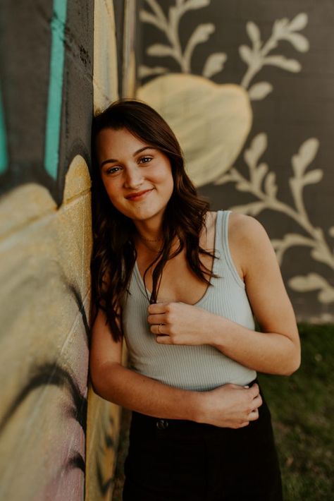 Senior Portraits Artist, Wall Mural Photoshoot, Mural Portrait Photography, Mural Photoshoot Ideas, Senior Picture Ideas Murals, Mural Senior Pictures, Mural Photoshoot Poses, Mural Poses, Nashville Pics