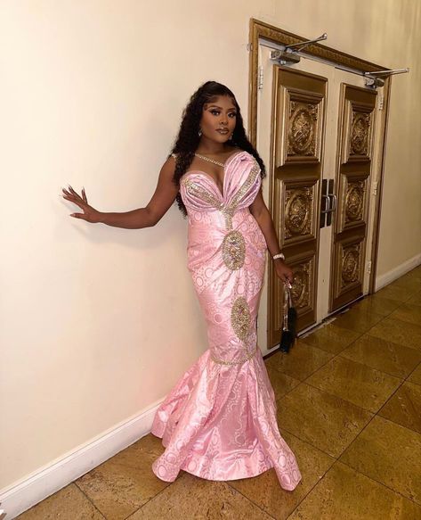 Pinby: aishaa🦋 💕 Bazin Styles, Eid Outfit Ideas, African Prom Dresses, Sparkly Prom Dresses, Gorgeous Prom Dresses, Dream Prom, Senior Prom Dresses, Stunning Prom Dresses, African Maxi Dresses