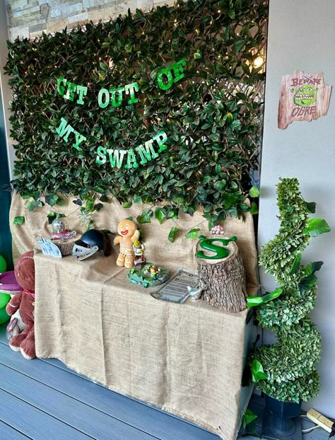 Shrek Birthday Party Ideas | Photo 11 of 36 | Catch My Party Shrek Candy Bags, Shrek Goodie Bags, Shrek Baby Shower Theme, Shrek Bridal Shower Ideas, Shrek Crafts, Shrek Baby Shower Ideas, Shrek Party Food, Shrek Birthday Party Decorations, Shrek Birthday Party Ideas