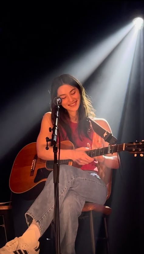 Gracie Abrams On Stage, Girl Singer Aesthetic, Taygracie Wallpaper, Gracie Abrams Wallpaper Aesthetic, Gracie Abrams Guitar, Singer Girl Aesthetic, Singer Aesthetic Stage, Gracie Abrams Wallpaper, Stage Mic