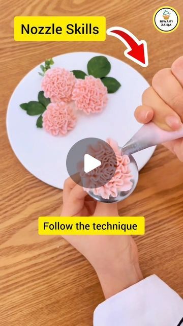 Pipping Flower Cake Designs, How To Make Flowers For Cakes, Easy Flower Piping, Cake Decorating Techniques Flowers, Easy Flower Cake Decorating, Buttercream Flowers Tutorial Step By Step, How To Pipe Flowers On Cake, Petal Cake Design, Piping Flowers On Cake