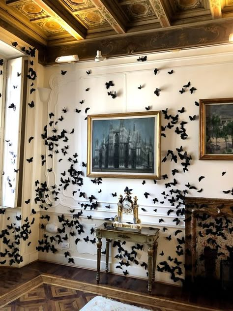 Porta Halloween, Dark Academia Room Ideas, Dark Academia Room Decor, Dark Academia Room, Halloween Chic, Elegant Halloween Decor, Table Halloween, Halloween Decor Diy, Classy Halloween