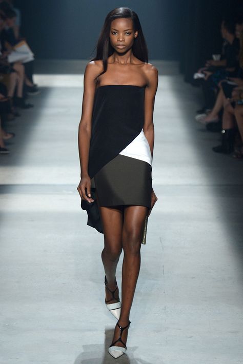 Narciso Rodriguez Spring 2014 Ready-to-Wear Collection - Vogue Talk Show Outfit, Vestidos Dresses, 2014 Runway, Fashion 2014, Light Dress, American Fashion Designers, Narciso Rodriguez, Fashion Week Runway, 2014 Fashion