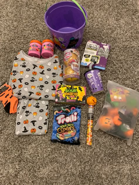 #halloween #fidgets #boo #bucket #diy Boo Buckets Ideas, Boo Basket Ideas Dollar Tree, Boo Buckets For Kids, Kid Boo Basket, Dollar Tree Boo Basket, Boo Basket Kids, Kids Boo Basket Ideas, Kids Boo Basket, Halloween Fidgets